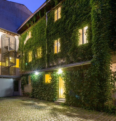 Exterior & Views