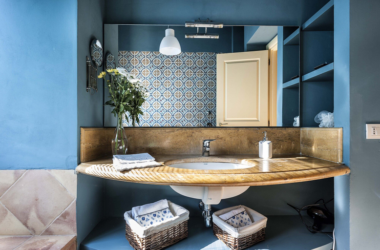 Bathroom 4, Arangea, Trapani