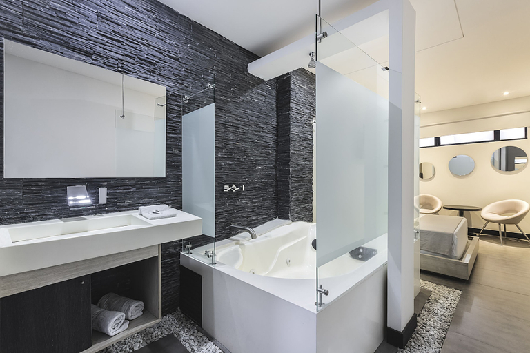 Bathroom 3, 47 Luxury Downtown and Rooftop Hotel, Medellín