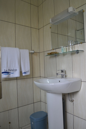 Bathroom 4, Hôtel La Falaise Bonanjo, Wouri