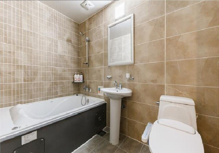 Bathroom 4, Rings Hotel, Gunsan