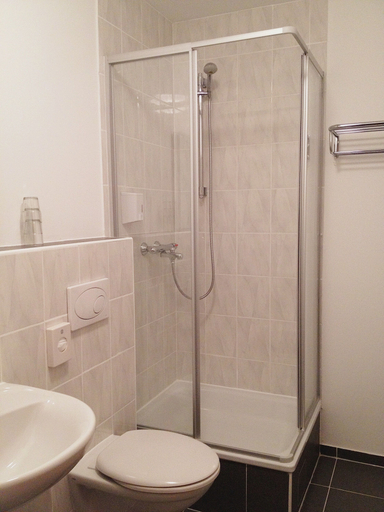 Bathroom 5, Hotel New Fair Munich Messe, München