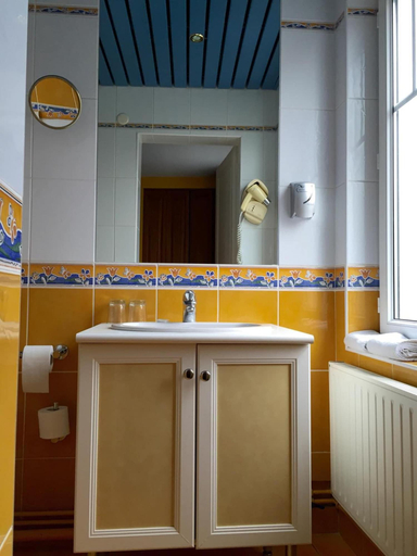 Bathroom 5, Hôtel de Normandie, Eure