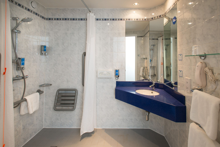 Bathroom 5, Holiday Inn Express MILTON KEYNES by IHG, Milton Keynes