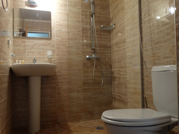 Bathroom 5, Rainbow 1 Holiday Complex, Nesebar