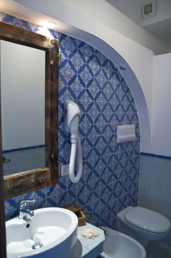 Bathroom 4, Quartara Boutique Hotel, Messina