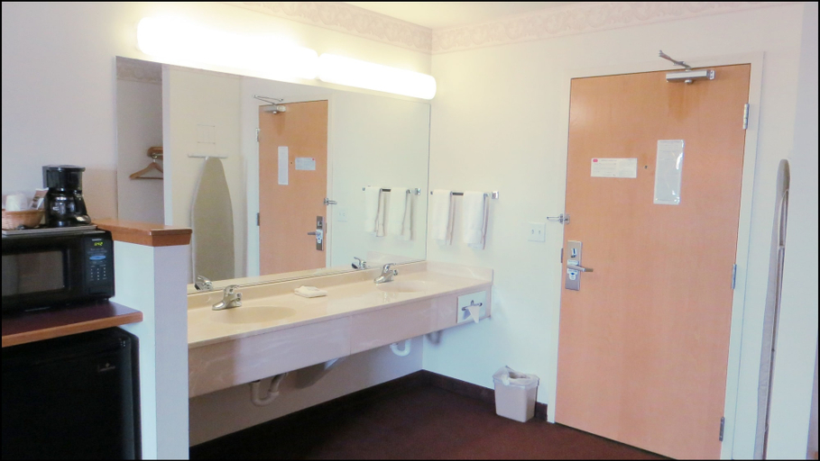 Bathroom 4, Peppermill Empress Inn, Lewis