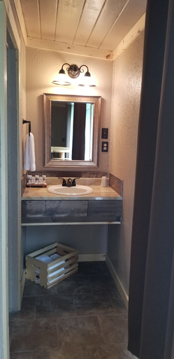 Bathroom 4, Idaho Lodge and RV Park, Boundary