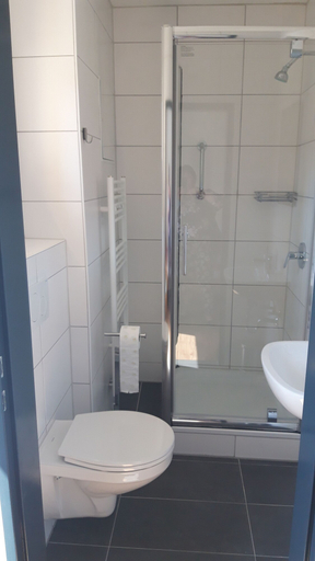 Bathroom 4, Pension und Monteurzimmer VICTORIA, Ludwigshafen am Rhein