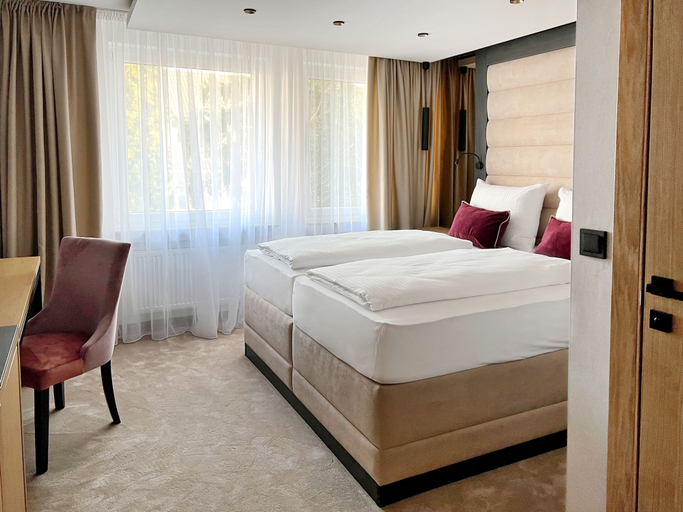 Bedroom 4, DORMERO Hotel Reutlingen, Reutlingen