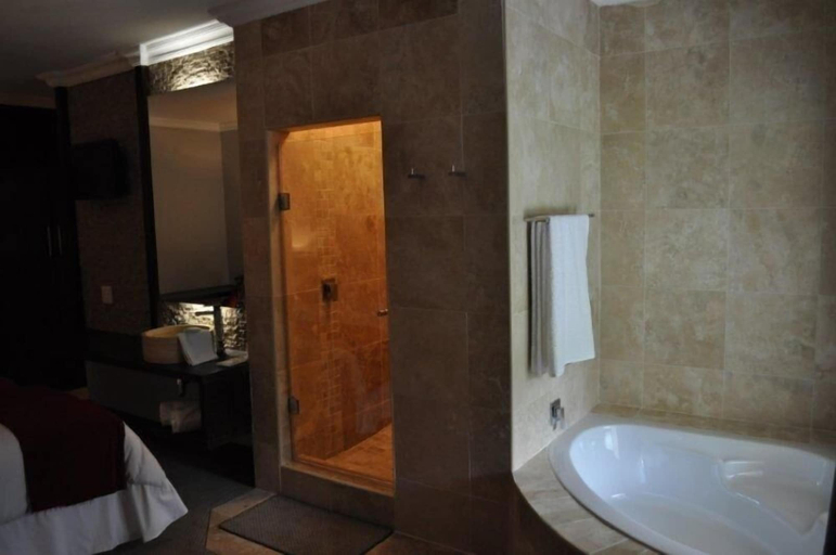 Bathroom 4, OR Tambo Guest House, Ekurhuleni