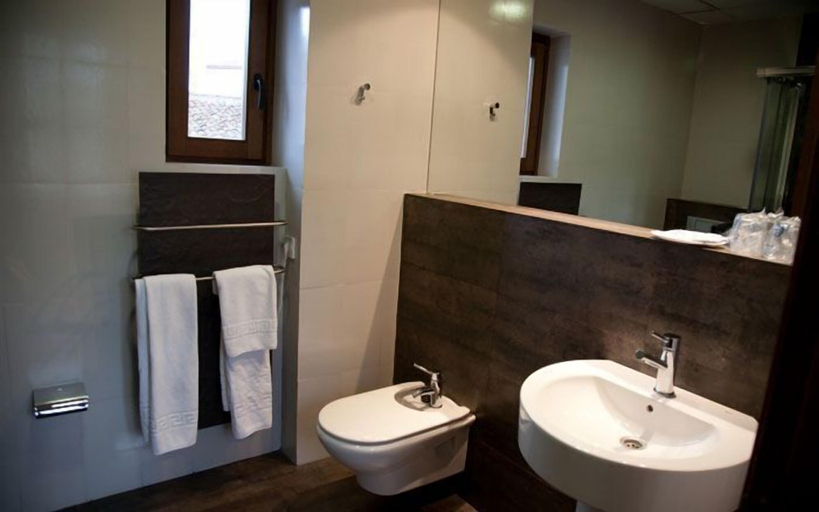 Bathroom 4, Hotel Alfonso IX, Cáceres
