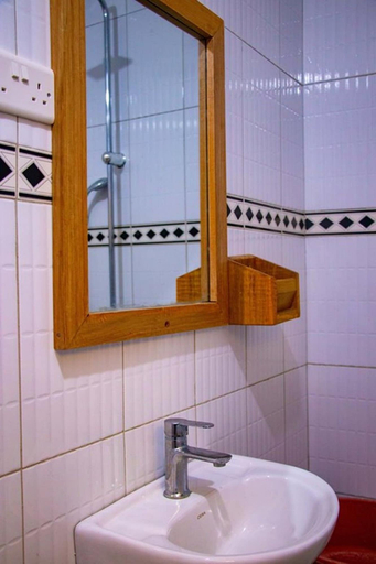 Bathroom 4, Western Sands Hotel, Bujenje