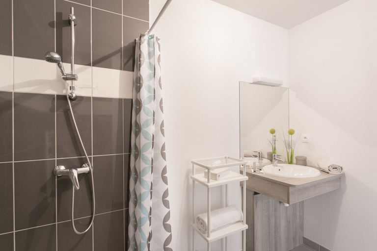 Bathroom 4, Zenao Appart'hôtels Mulhouse, Haut-Rhin