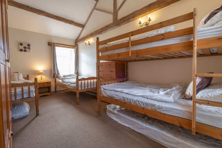 Bedroom 2, Hulmes Vale House - Sleeps 14 - Peak District, Derbyshire