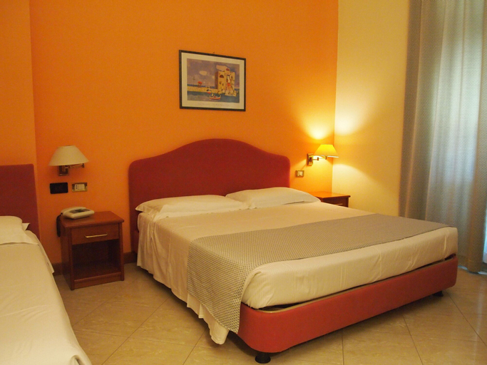 Bedroom 3, Piccolo Hotel, Genova