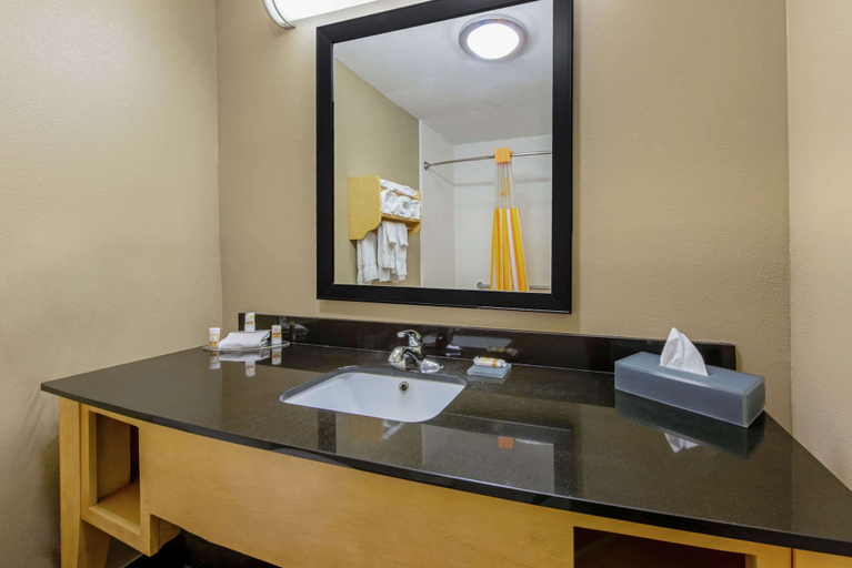 Bathroom 4, La Quinta Inn & Suites by Wyndham Leesville Ft. Polk, Vernon