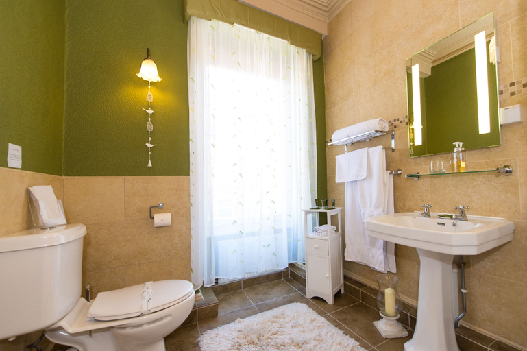 Bathroom 5, Victoria House Room Only Accommodation, Gwynedd