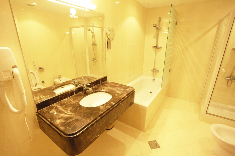 Bathroom 5, Golden Ocean Hotel, Doha