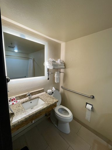 Bathroom 3, Super 8 by Wyndham Macon, Macon
