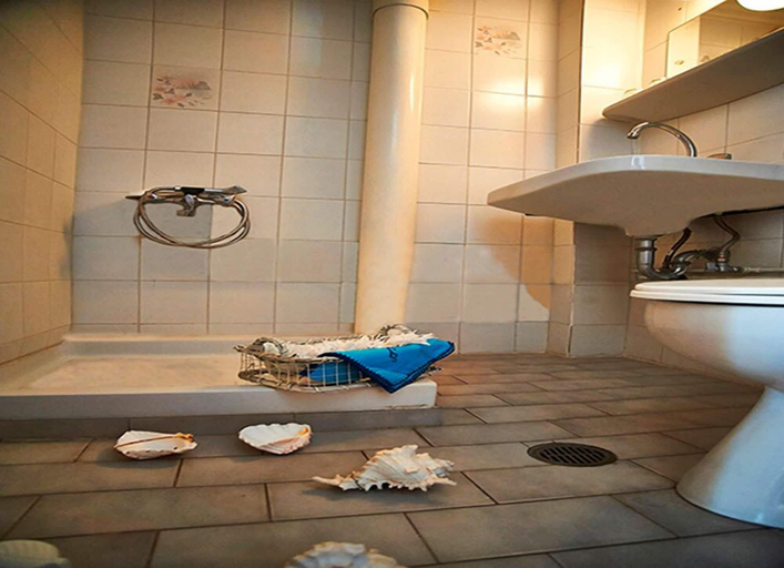 Bathroom 4, Hotel Methanion, Attica