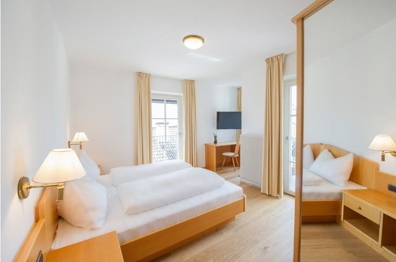 Bedroom 4, Hotel Goldene Traube, Bolzano