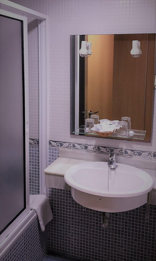 Bathroom 5, Hotel Anfora, Melilla