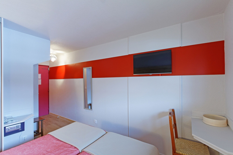 Bedroom 3, Hôtel Club Le Risoux, Jura