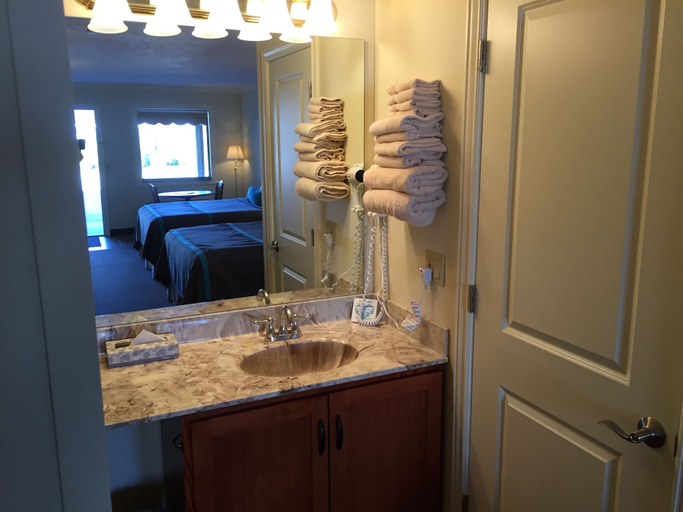 Bathroom 3, Harbor Lights Resort, Lake Michigan