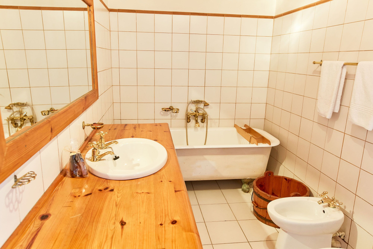 Bathroom 4, Under Milkwood Resort, Eden
