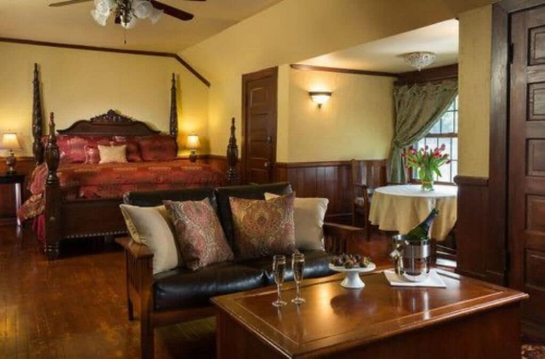Bedroom 3, Hilltop Manor Bed and Breakfast, Garland