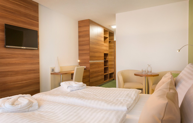 Bedroom 3, Kurhotel Pyramide Sibyllenbad, Tirschenreuth