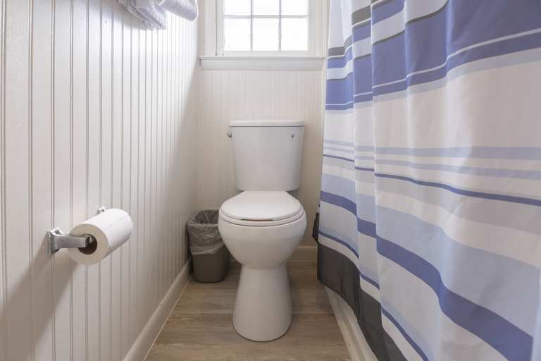 Bathroom 4, Blackbeard's Lodge, Hyde