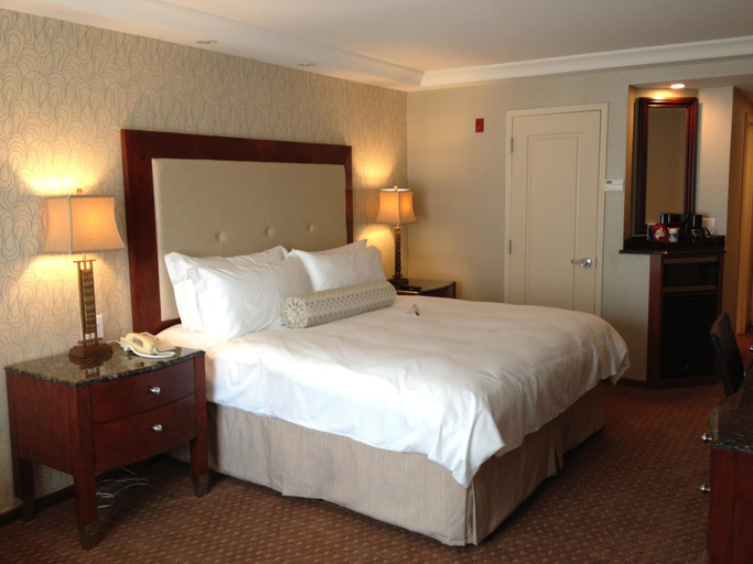 Bedroom 3, Town & Country Inn and Suites, Charleston