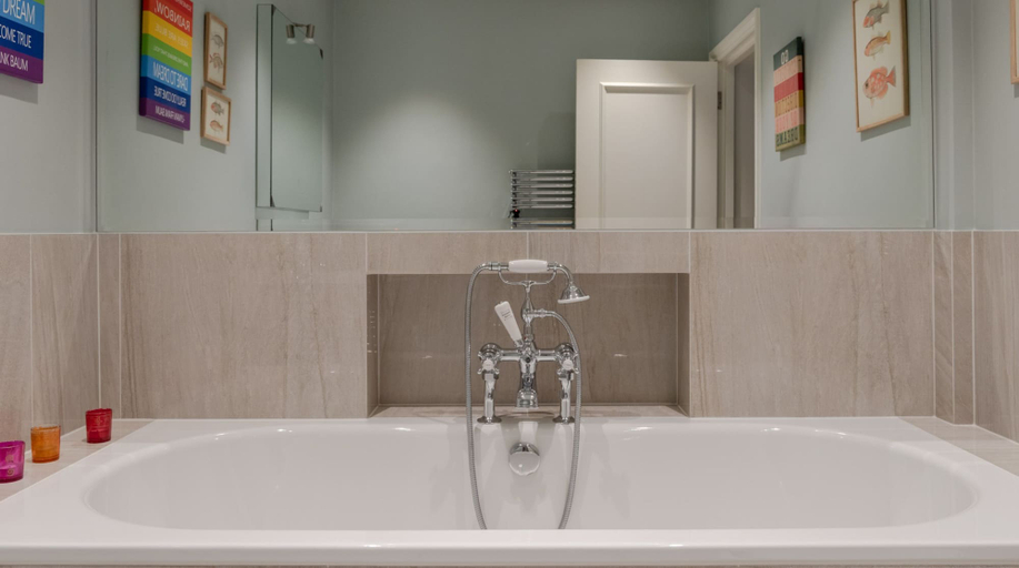 Bathroom 4, JOIVY Elegant 3-Bed Flat W/ Private Garden In Notting Hill, London