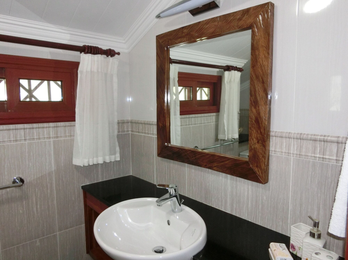 Bathroom 4, The Drake Seaside Apartment