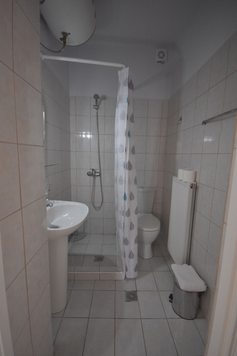 Bathroom 5, Double M, Attica