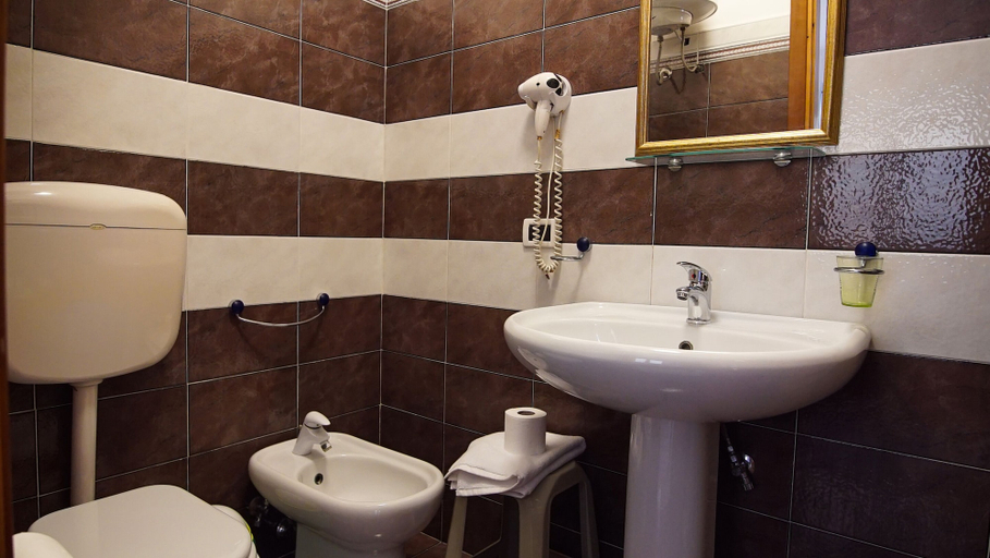 Bathroom 4, Baia di Naxos, Messina