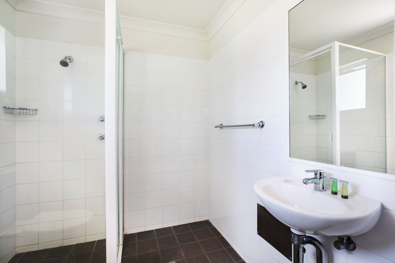 Bathroom 4, Nightcap at Colyton Hotel, Penrith - East