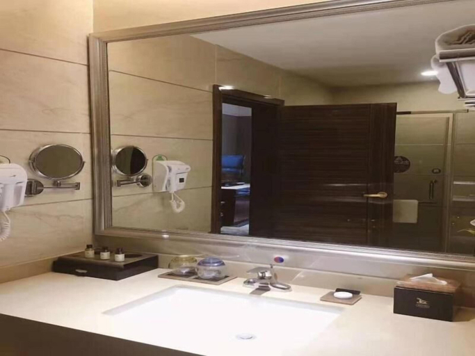 Bathroom 3, GreenTree Huainan Tianjiaan Square Guangchang road Hotel, Huainan