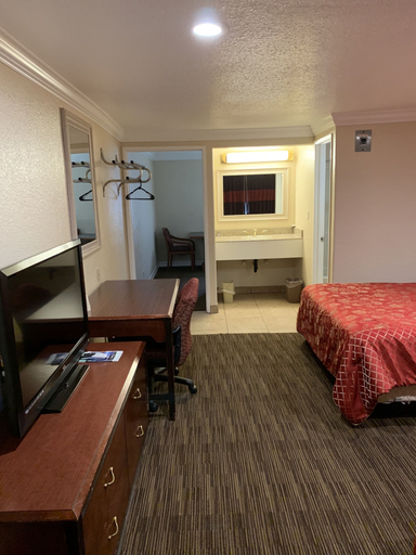 Bedroom 4, A-1 Budget Motel, Klamath