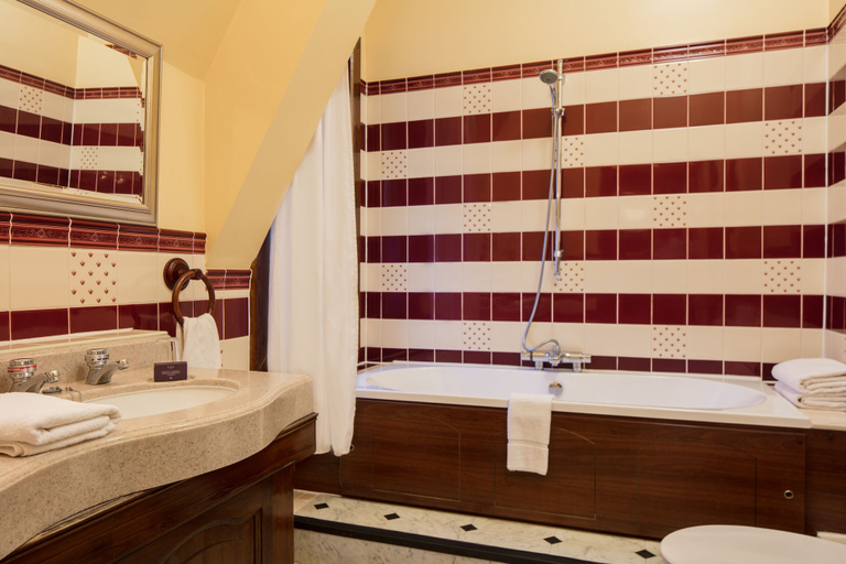 Bathroom 5, Dunston Hall Hotel, Spa & Golf Resort, Norfolk