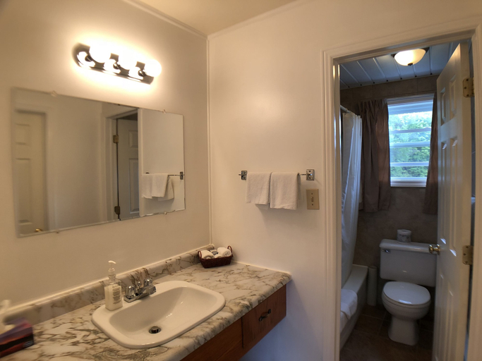 Bathroom 4, Fair Isle Motel, Queens