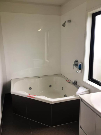 Bathroom 5, Grosvenor Motor Inn, Hamilton
