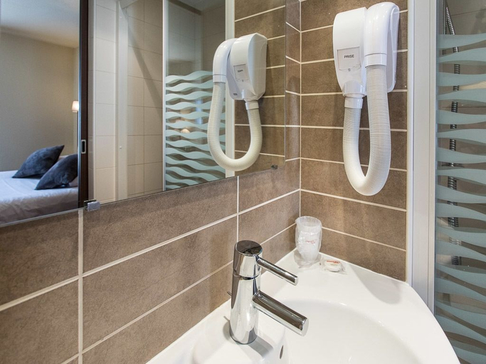 Bathroom 5, Hotel Atoll, Deux-Sèvres