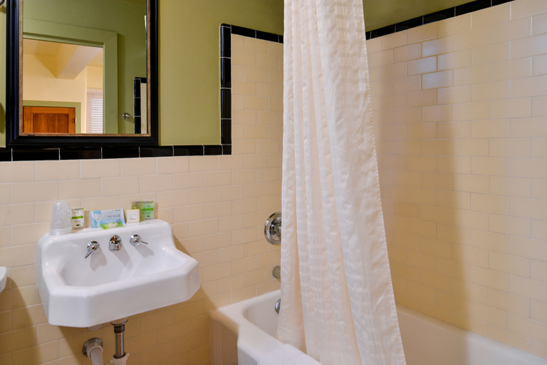 Bathroom 3, Murray Hotel, Grant