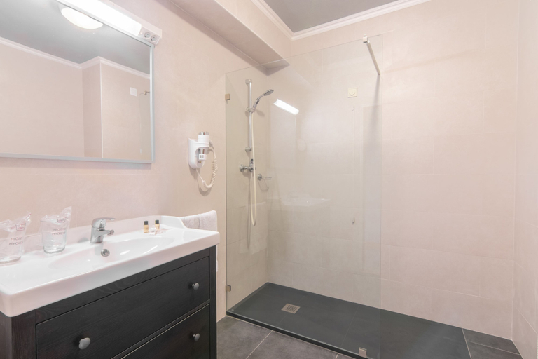 Bathroom 5, Loule Jardim Hotel, Loulé