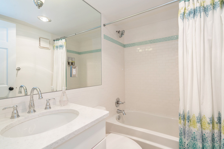 Bathroom, The Victorian Inn, San Miguel