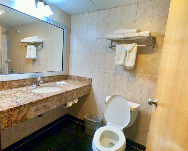 Bathroom 4, Motel 6 Levittown, PA - Bensalem, Bucks