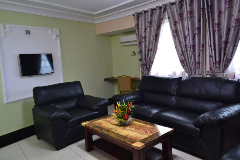 Others 5, DK Hotel, Wouri